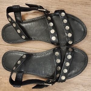 Frye Morgan Flat Sandals Hammered Metal Disk Accent Leather Casual size 8.5